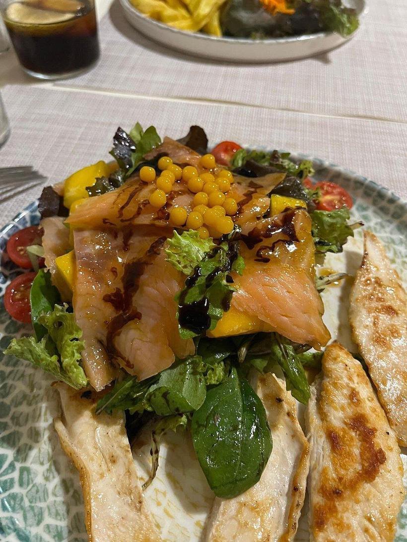 Ensalada de pollo con mango
